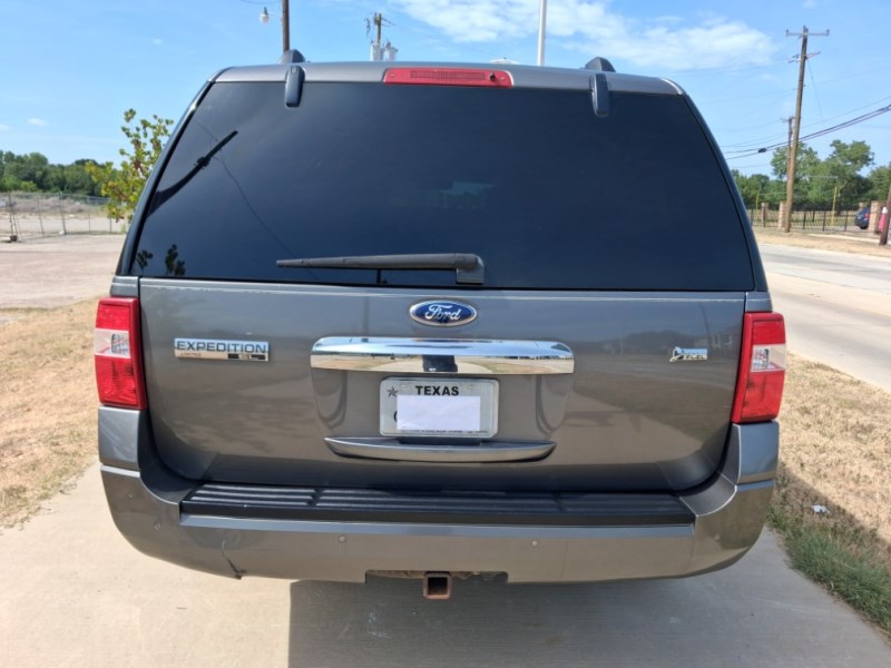 Additional photo of vehicle.