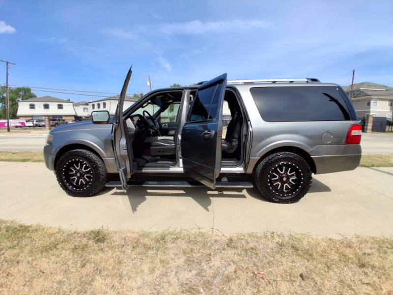 Additional photo of vehicle.