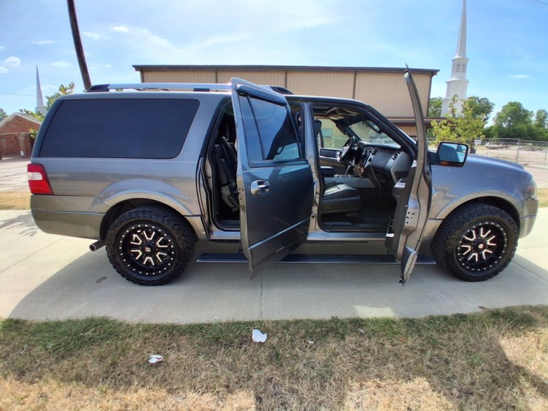 Additional photo of vehicle.