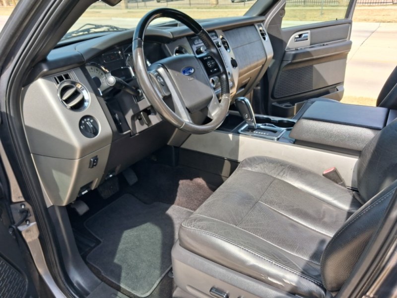 Additional photo of vehicle.