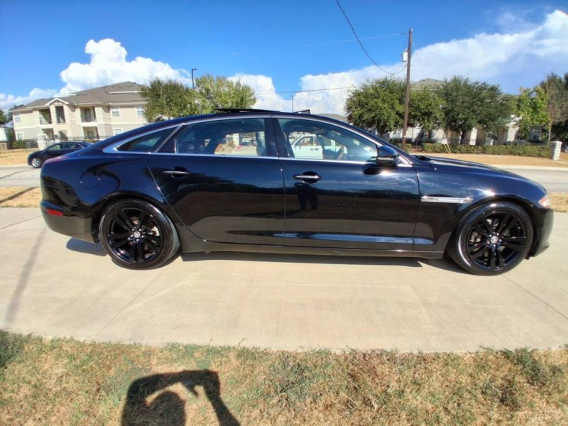 Additional photo of vehicle.