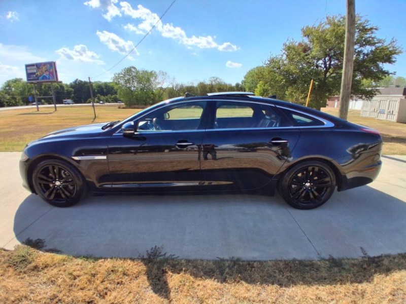 Additional photo of vehicle.