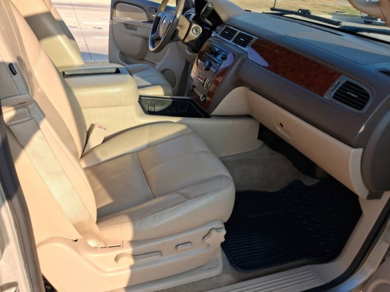 Additional photo of vehicle.