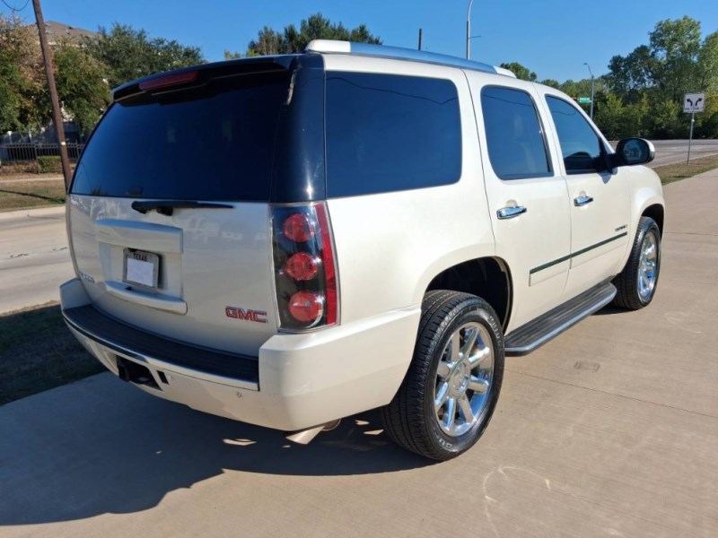Additional photo of vehicle.