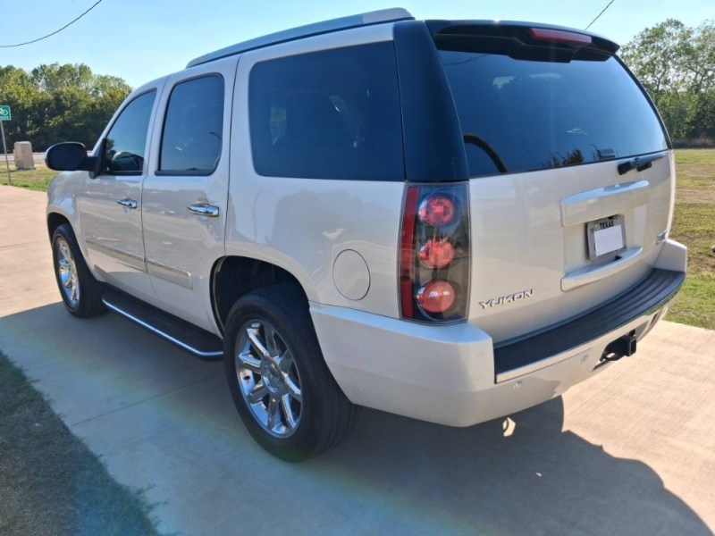 Additional photo of vehicle.