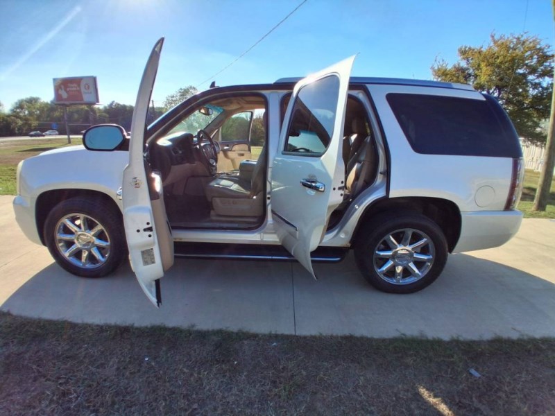 Additional photo of vehicle.
