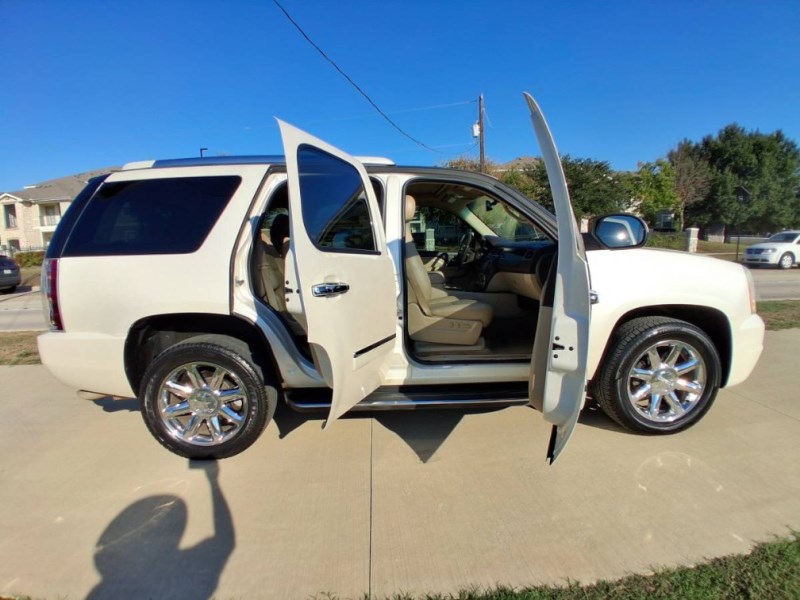 Additional photo of vehicle.