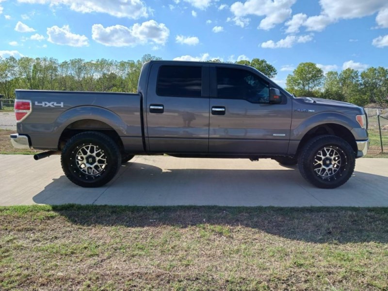 Additional photo of vehicle.