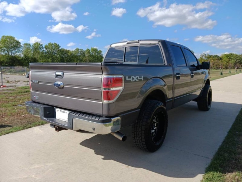 Additional photo of vehicle.