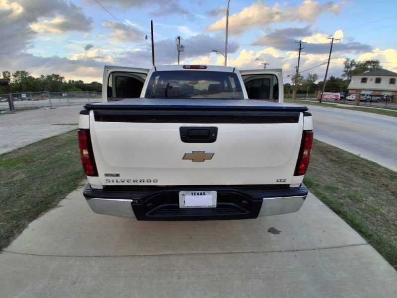 Additional photo of vehicle.