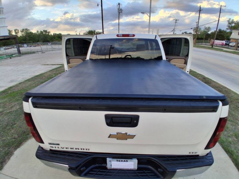 Additional photo of vehicle.