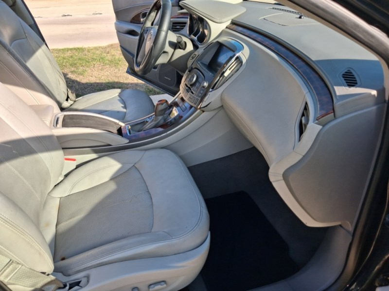 Additional photo of vehicle.