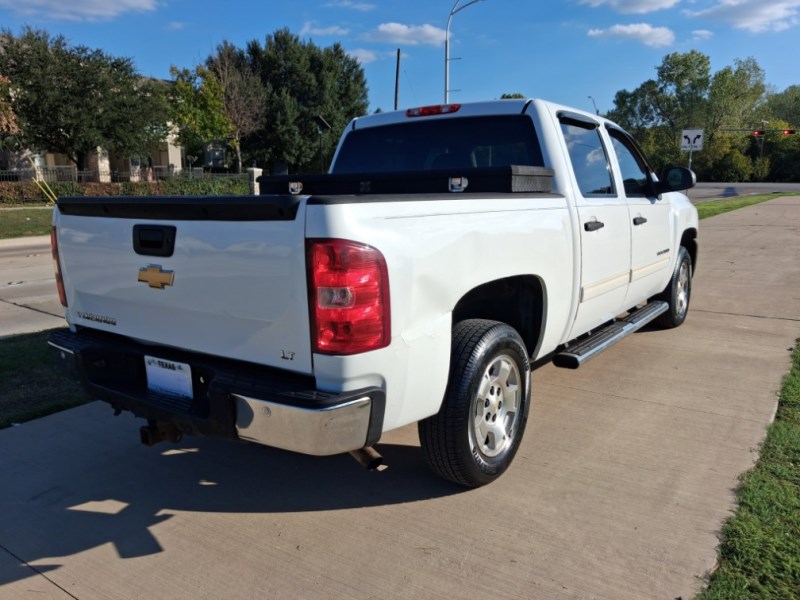 Additional photo of vehicle.