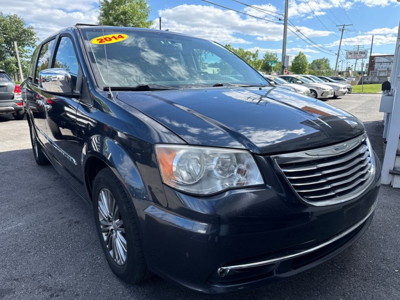 2014 Chrysler Town & Country Touring-L's photo