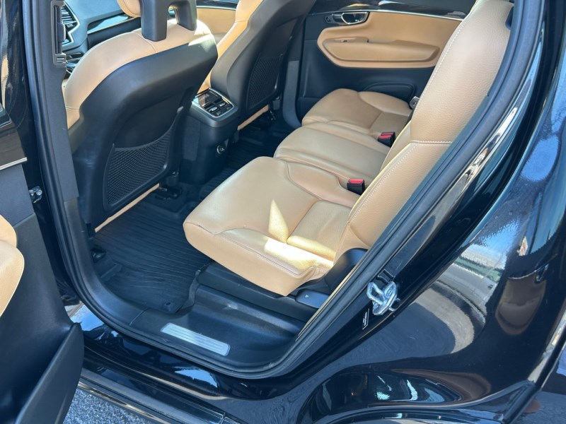 Additional photo of vehicle.