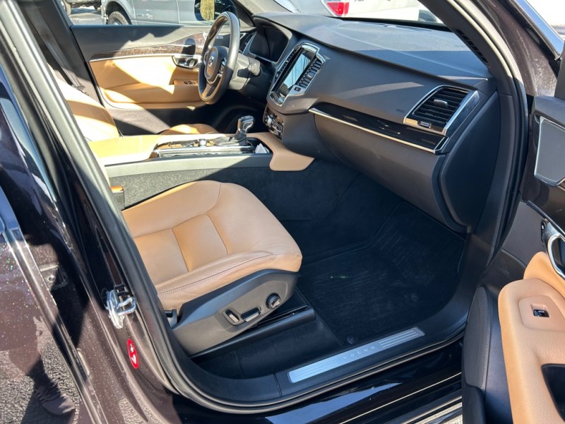 Additional photo of vehicle.
