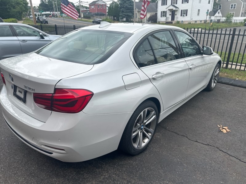 Additional photo of vehicle.