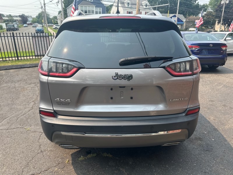 Additional photo of vehicle.