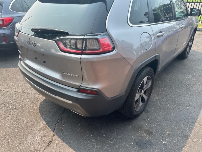 Additional photo of vehicle.