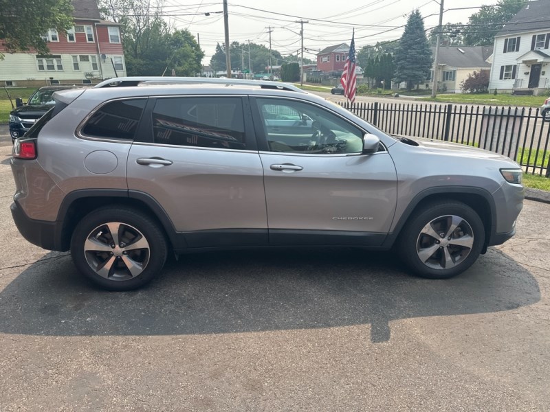 Additional photo of vehicle.