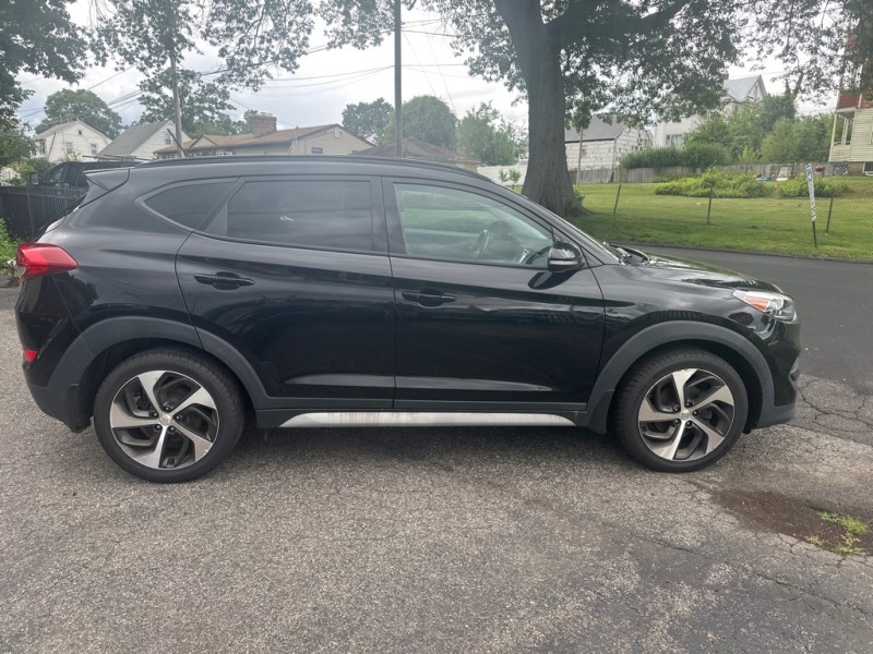 Additional photo of vehicle.