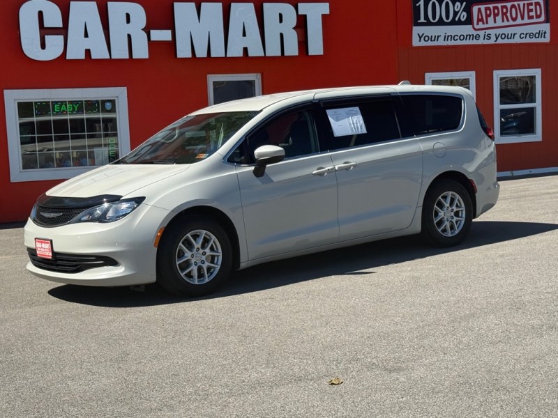 2017 Chrysler Pacifica LX's photo