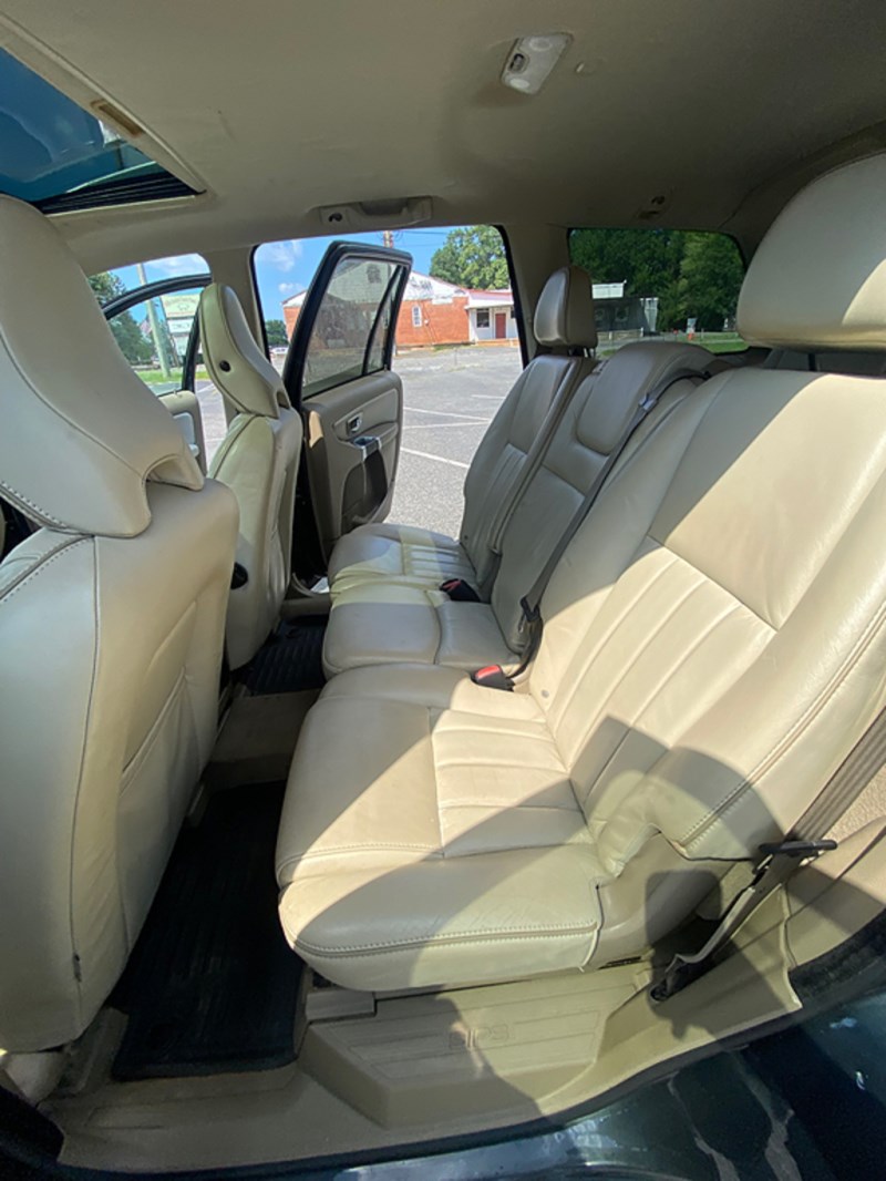 Additional photo of vehicle.