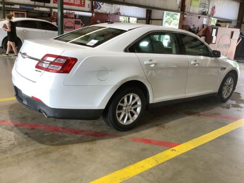 2015 Ford Taurus SE FWD's photo