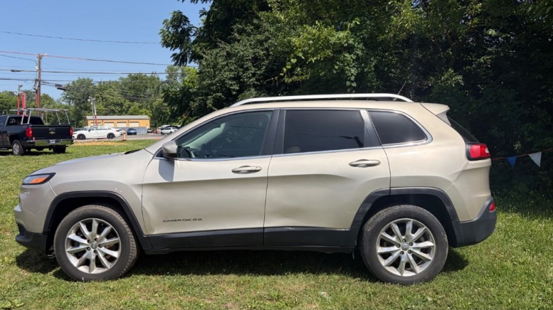 Additional photo of vehicle.