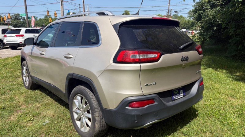 Additional photo of vehicle.