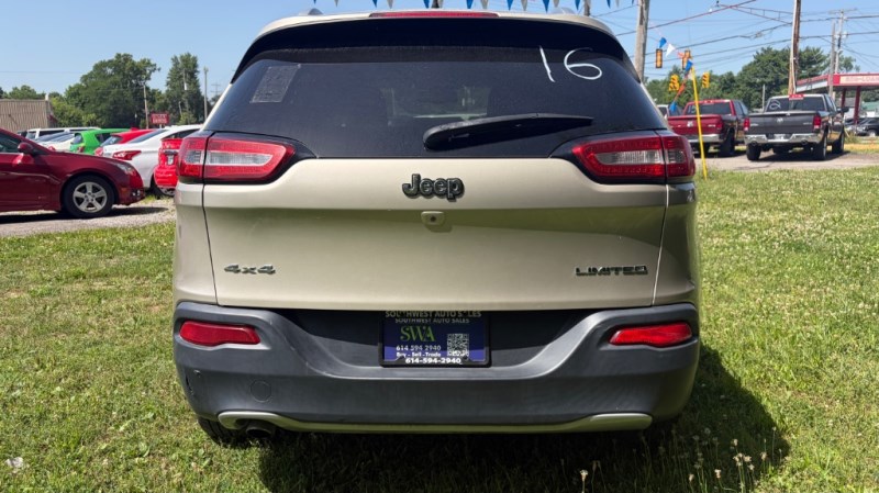 Additional photo of vehicle.