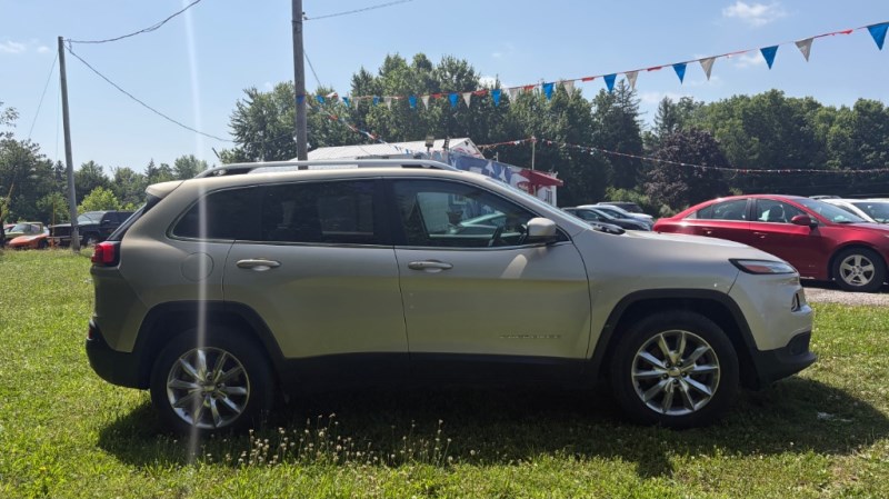 Additional photo of vehicle.